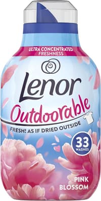 Опаковка на Lenor Outdoorable Pink Blossom с акцент върху флоралния дизайн и компактния размер.