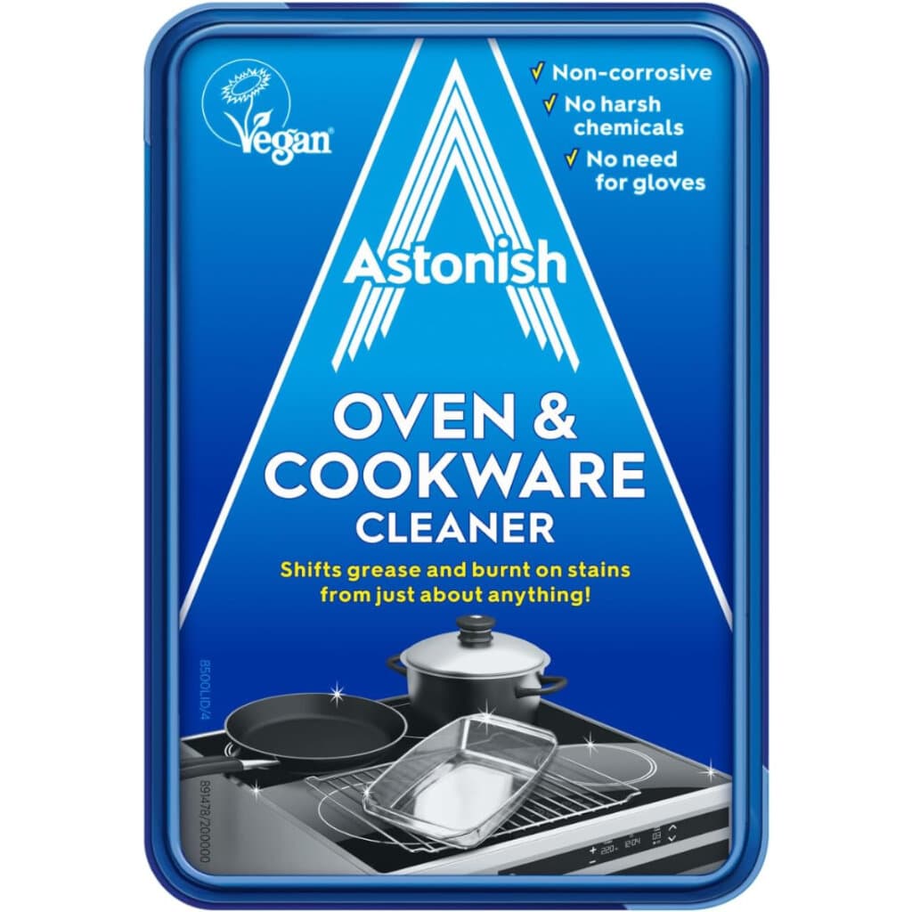 Опаковка на Astonish Oven & Cookware Cleaner (150 г), показваща продукта с изображение на блестяща фурна.