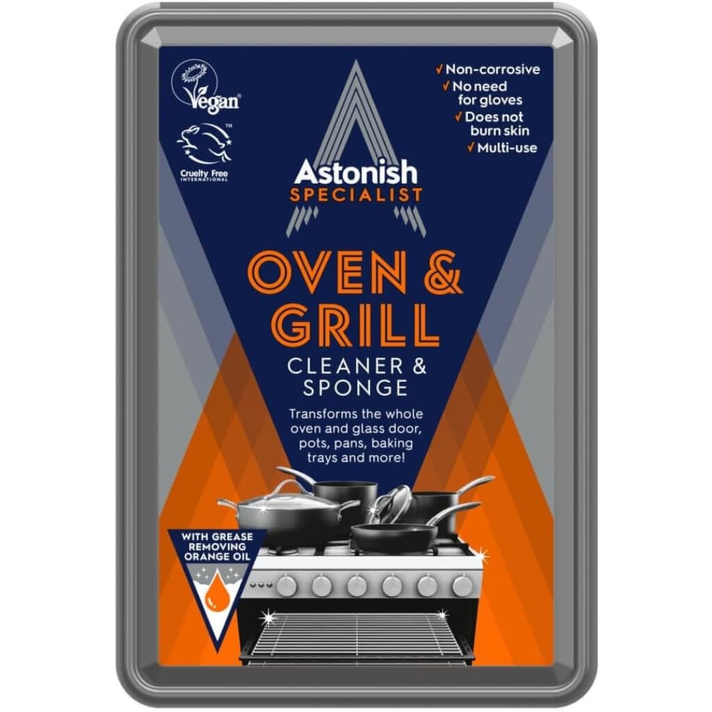 Опаковка на Astonish Specialist Oven & Grill Cleaner (250 г), показваща продукта и акцент върху приложението му