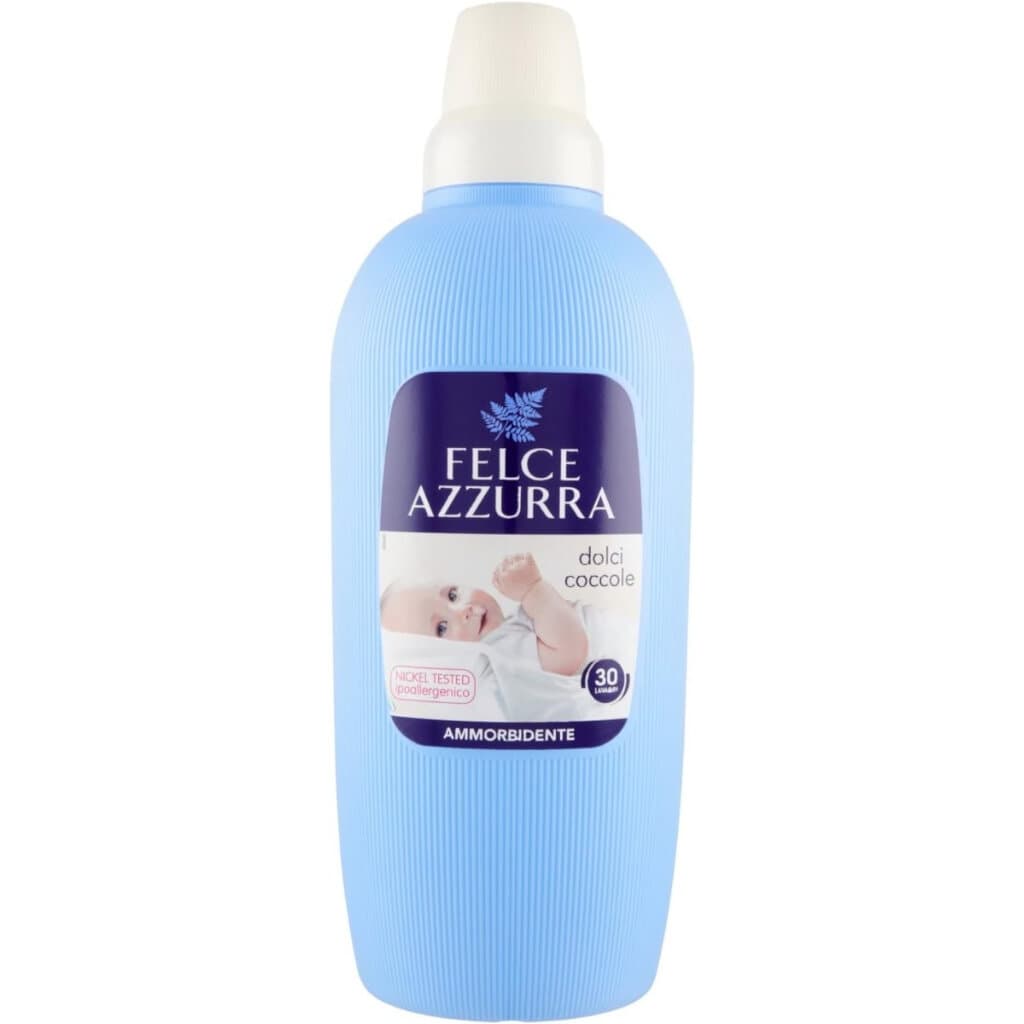 Felce Azzurra Омекотител за пране – Нежни милувки – 2 л – Преден изглед на опаковката.