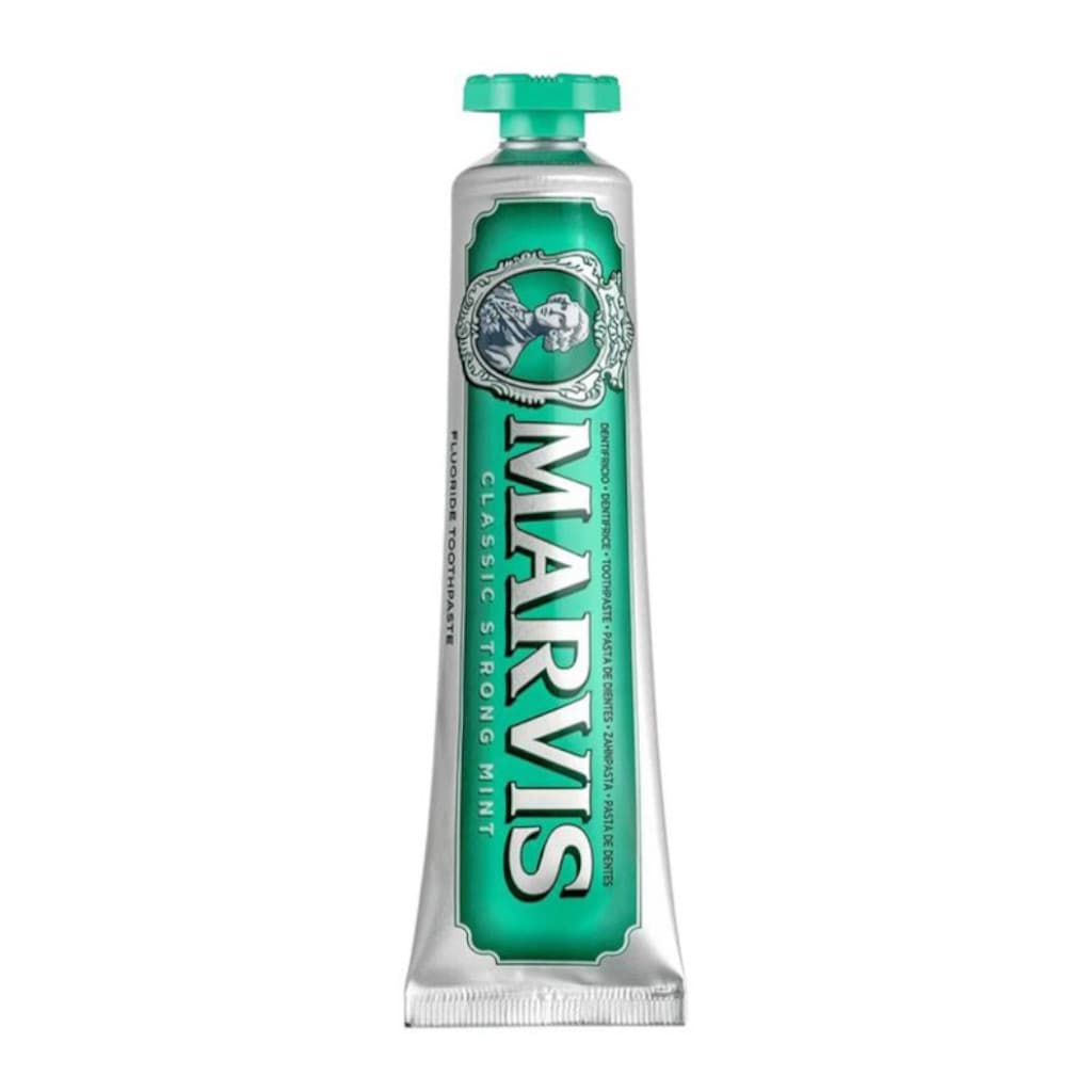 Marvis Classic Strong – Предна страна на опаковката, показваща дизайна на премиум пастата за зъби с интензивен ментов вкус.