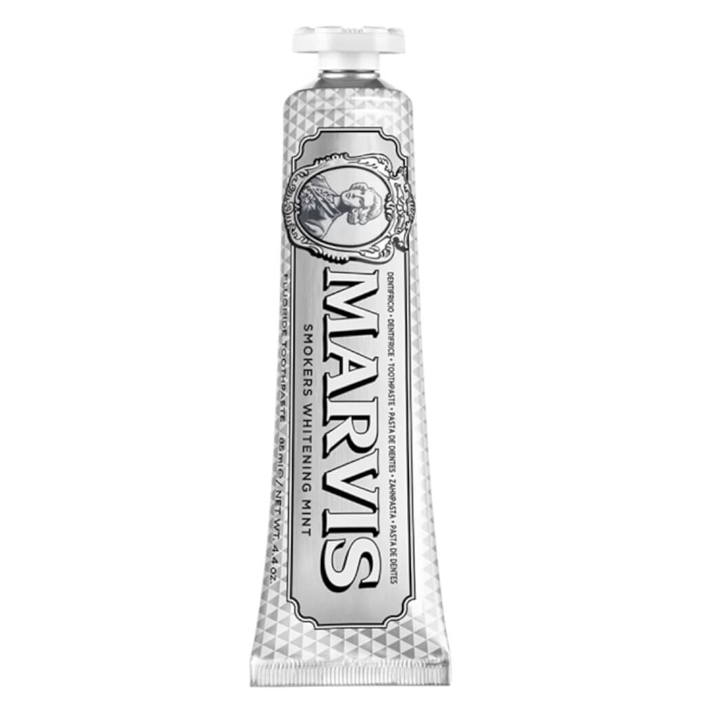 "Marvis Smokers Whitening – Предна страна на опаковката, показваща избелващата паста за зъби с ментов вкус."