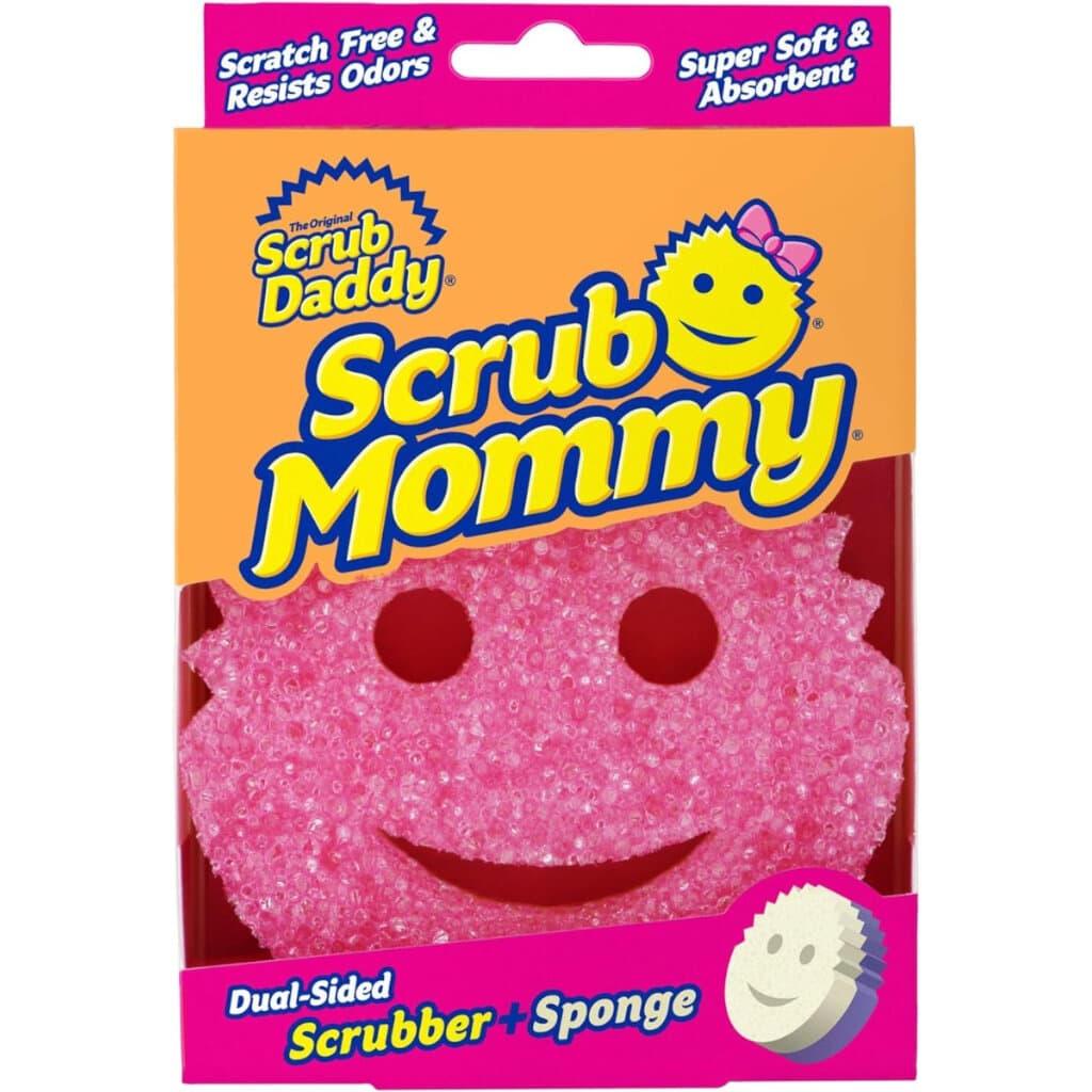 Scrub Mommy гъба с розова и жълта страна, форма на усмихнато лице.